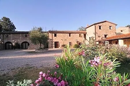 Sleeps 4 Pool Wifi Apartment